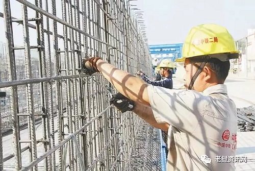 在中老铁路万象制梁场，中老两国技术人员正在进行桥梁预制。本报记者 孙广勇摄